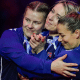 Katrine Lunde foi abraçada por Nora Mørk e Maren Aardahl após a vitória no Mundial de Handebol Feminino (Foto Beate Oma DahleNTB)