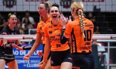 Larissa comemora ponto do Osasco em partida contra o Sesi Bauru pela Superliga