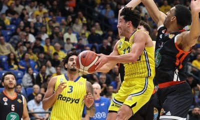 Na imagem, Marcio esperando para receber a bola do companheiro de Maccabi Tel-Aviv.