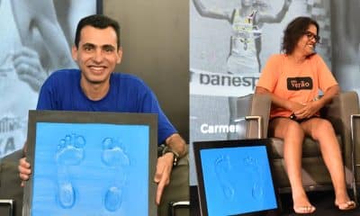 Na imagem, Marilson dos Santos e Carmem de Oliveira com os moldes de seus pés para o Hall da Fama da São Silvestre.