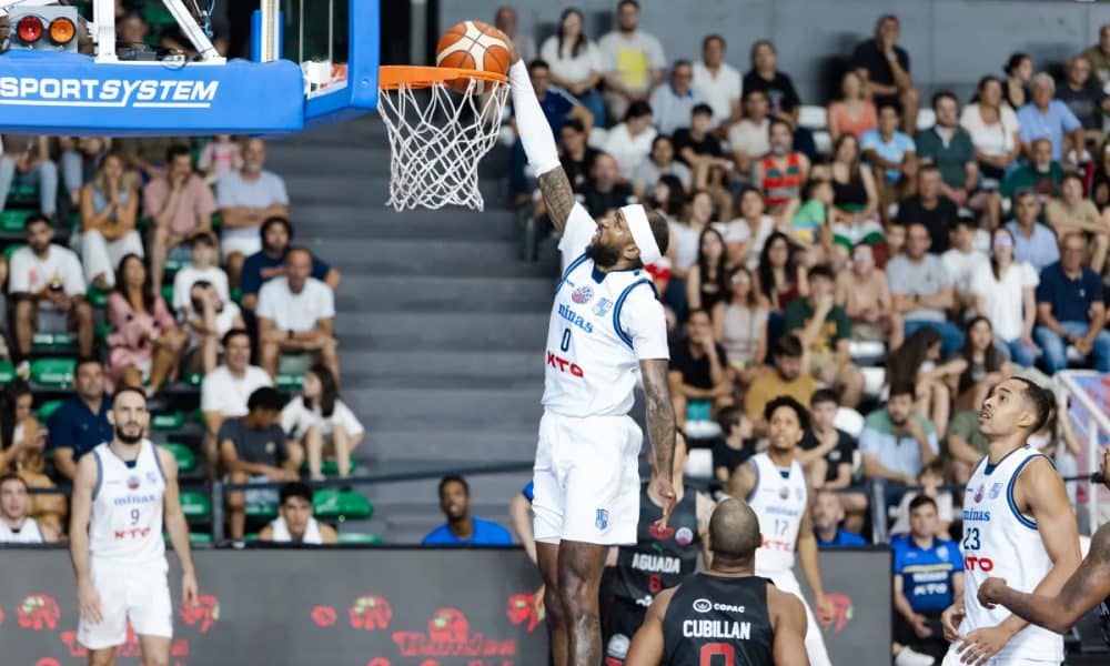 Na imagem, Jordan Williams enterrando a bola para o Minas, livre de marcação.