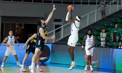 Na imagem, Jordan Williams saltando para arremessar a bola para o Minas contra a marcação do Boca Juniors.