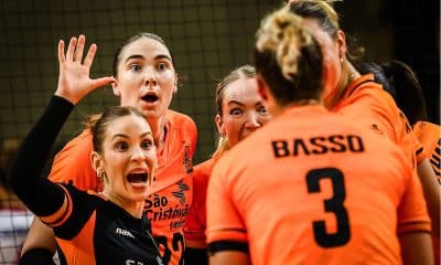 Na imagem, time do Osasco vibrando com ponto e preparado para enfrentar o Zhetysu.