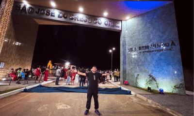 Petrúcio Ferreira ganha homenagem em pórtico de sua cidade natal na Paraíba