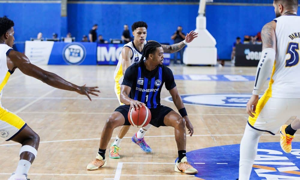 Na imagem, David Sloan, que foi o maior pontuador na vitória do Pinheiros, armando mais um ataque.