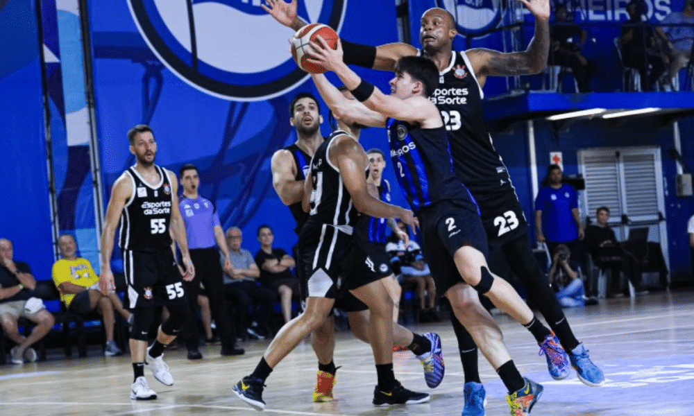 Pinheiros reafirma liderança do NBB ao derrotar o Corinthians