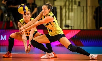 Na imagem, jogadoras do Praia Clube recebendo a bola e preparadas para enfrentar o Conegliano.