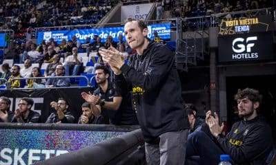 Na imagem, Marcelinho Huertas, que nem foi relacionado, mas apoiou os companheiros do Tenerife.