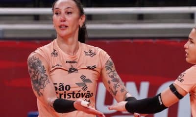 Na imagem, Tiffany, do Osasco, cumprimentando a companheira de time.