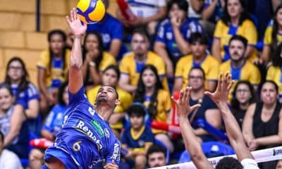 Na imagem, Adriano Xavier atacando a bola para o Vôlei Renata.
