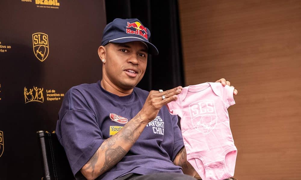 Na imagem, Felipe Gustavo mostrando a roupa estilizada da SLS que sua filha vai usar.