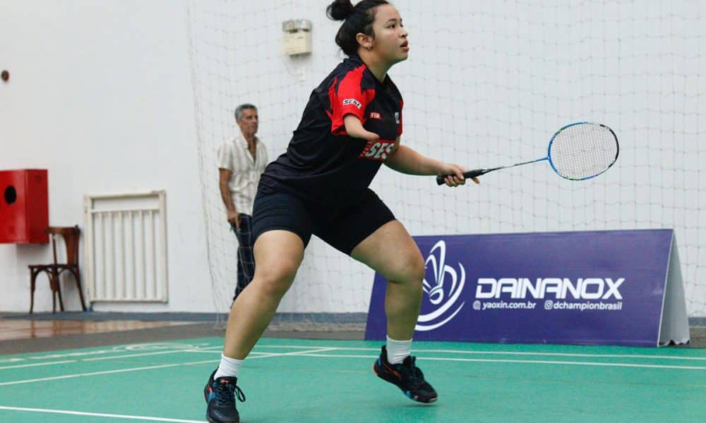 Na imagem, Mikaela Almeida se posicionando para golpear a peteca.