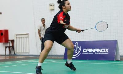 Na imagem, Mikaela Almeida se posicionando para golpear a peteca.