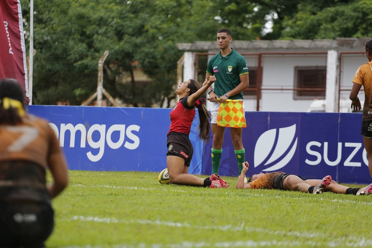 Na imagem, jogadora do Sesi Jacareí comemorando o try do título Sub-19.