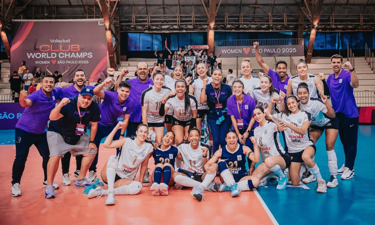 Jogadoras e torcida do Alianza Lima comemoram vitória no Mundial de Clubes de vôlei feminino