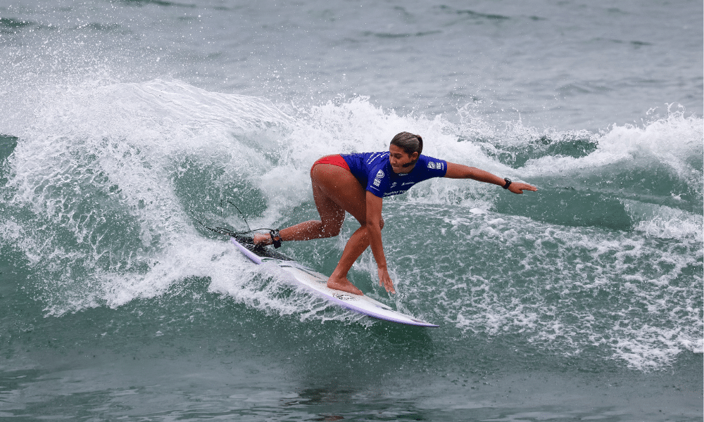 Carol Bastides surfe mundial júnior de surfe brasileiros