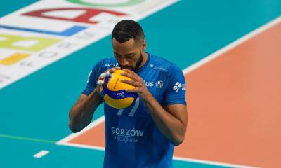 Chizoba segura bola para o Cuprum Gorzów em jogo da Plus Liga, a Liga Polonesa de vôlei masculino