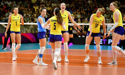 Gabi Guimarães e colegas do Conegliano comemoram ponto contra o Praia Clube no Mundial de Clubes de vôlei feminino