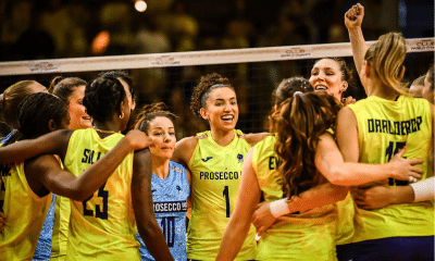 Gabi Guimarães e colegas do Imoco Conegliano comemoram ponto em jogo do mundial de clubes de vôlei feminino