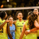 Gabi Guimarães e colegas do Imoco Conegliano comemoram ponto em jogo do mundial de clubes de vôlei feminino