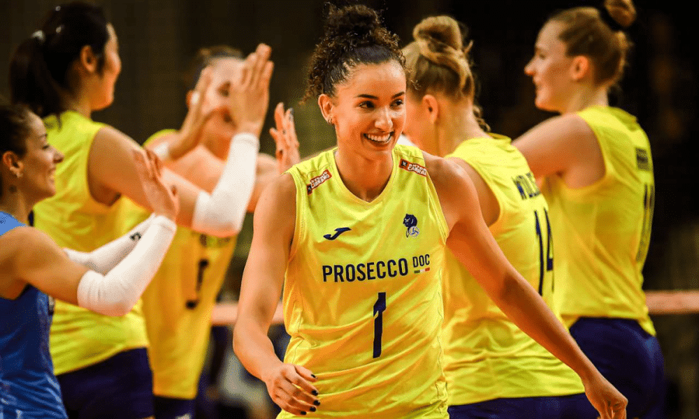 Gabi Guimarães em quadra pelo Conegliano no Mundial de Clubes de vôlei feminino