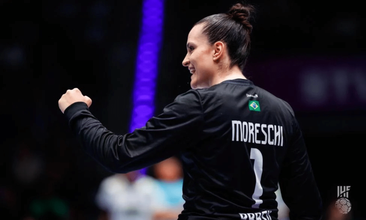 Gabi Moreschi no jogo entre Brasil x Angola no Mundial de Handebol Feminino