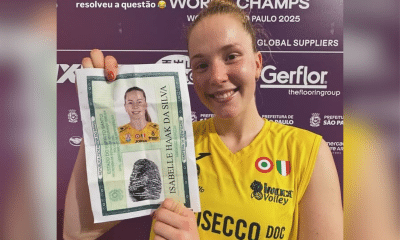 Isabelle Haak da Silva posa para foto com seu RG