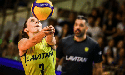 Macris levanta bola de manchete em jogo do Praia Clube contra o Orlando Valkyries no Mundial de Clubes de vôlei feminino