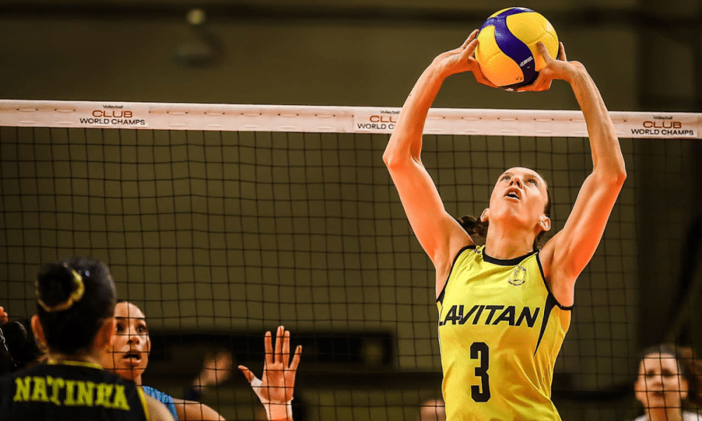 Macris levanta bola em jogo do Praia Clube contra o Orlando Valkyries no Mundial de Clubes de vôlei feminino