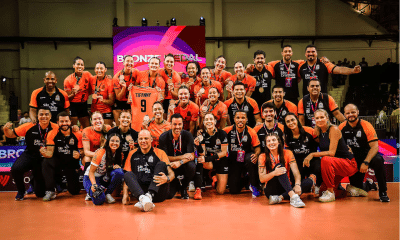 Jogadoras de Osasco no pódio do Mundial de Clubes de vôlei feminino