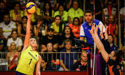 Gabi ataca a bola no jogo entre Conegliano e Osasco no Mundial de Clubes de vôlei feminino