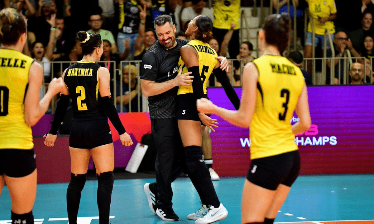 Rui Moreira e Adenízia comemoram ponto do Praia Clube no Mundial de clubes de vôlei