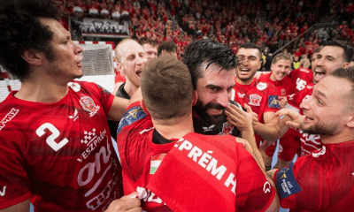 Thiagus Petrus e colegas do Veszprém comemoram vitória na Champions League de handebol