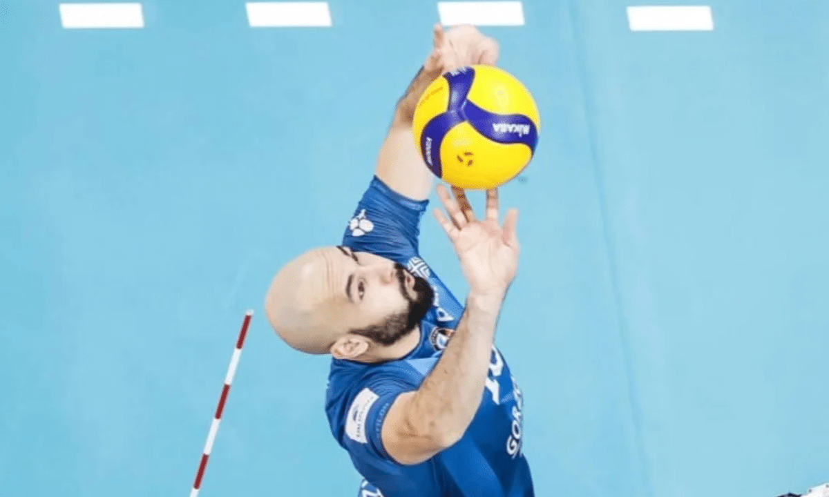 Thiaguinho levanta bola para o Cuprum Gorzów em jogo da Plus Liga, a Liga Polonesa de vôlei masculino