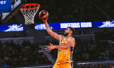 Tim Soares faz bandeja em jogo do Sydney Kings na NBL, a Liga Australiana de Basquete