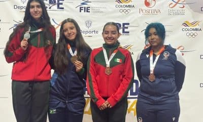 Na imagem, Ana Beatriz Fraga, no centro do pódio, mostrando sua medalha de ouro inédita.