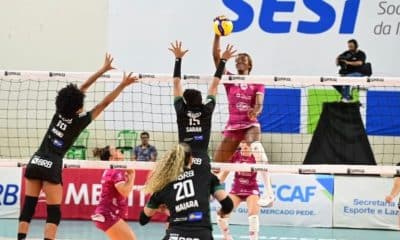 Ana foi destaque com 27 pontos. Na foto aparece atacando contra o Brasília Vôlei