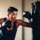 Boxe recreativo melhora reflexos, coordenação e controle emocional