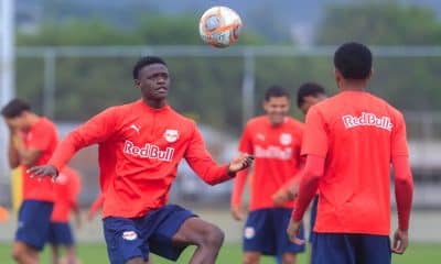 Na imagem, treino do Red Bull Bragantino com Danilo Lucas em destaque.