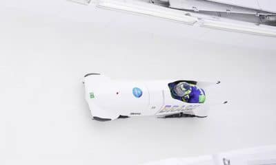 Na imagem, o trenó do Brasil com os Edsons descendo o percurso.