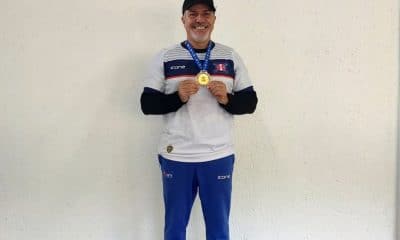Na imagem, Carlos Alberto Costa, ex-diretor na CBTE, com a medalha de campeão.