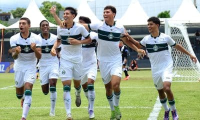 Na imagem, jogadores do Coritiba comemorando um dos gols da primeira rodada na Copinha.