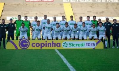 Na imagem, time do Coritiba perfilado para começar um jogo da Copinha 2025.