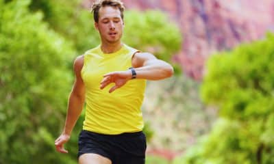 Corredor monitorando ritmo durante treino ao ar livre