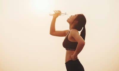 Corredor se hidratando durante treino de corrida ao ar livre