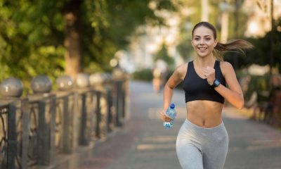 Corredora treinando no início da manhã para evitar o calor intenso