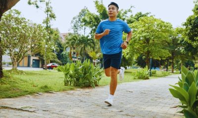 Pessoa praticando corrida leve em parque, representando corrida para iniciantes de forma segura
