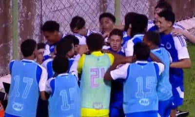 Na imagem, jogadores do Cruzeiro comemorando um dos gols na estreia da Copinha.