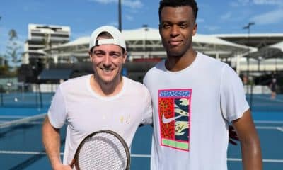 Na imagem, Marcelo Demoliner ao lado de Giovanni Mpetshi Perricard.