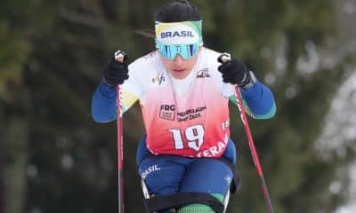 Na imagem, Elena Souza competindo na parte de esqui do biatlo.